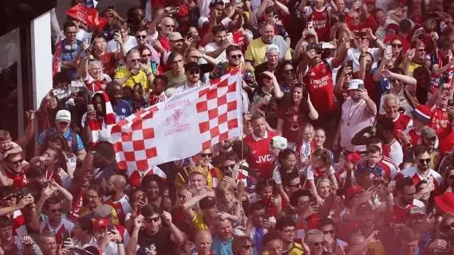 Thousands line London streets for Arsenal Premier League title parade