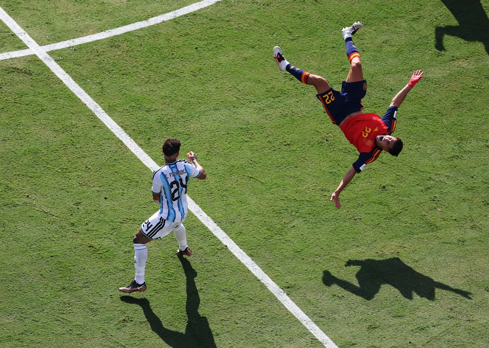 EAST RUTHERFORD, NEW JERSEY - JULY 19: Enzo Fernandez #24 of Argentina fouls Pau Cubarsi #22 of Spain during the FIFA World Cup 2026 Final match between Spain and Argentina at New York New Jersey Stadium on July 19, 2026 in East Rutherford, New Jersey. Fernandez received his second yellow card, resulting in a red card. (Photo by Al Bello/Getty Images)